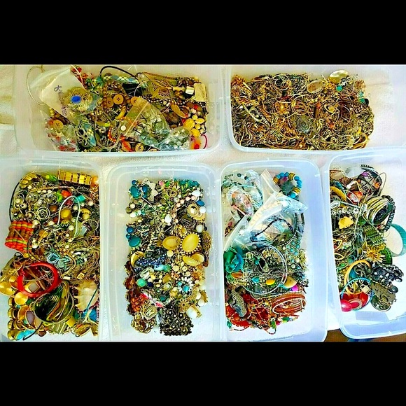 ⚜️ Jewelry Treasure Trove ⚜️ 3 LB Jewelry Lot – Bulk Beauty & Curated Chic! ⚜️ - Picture 6 of 9